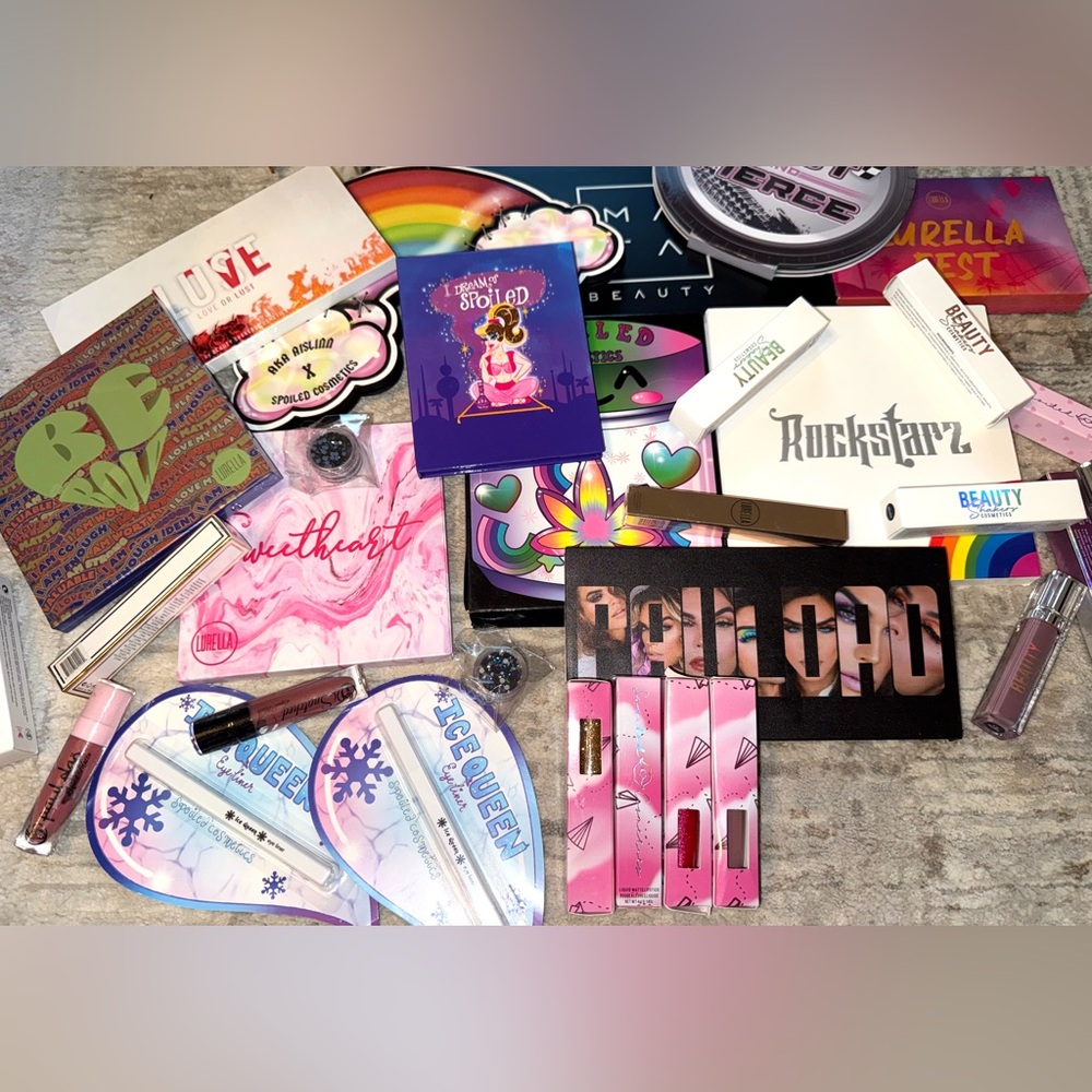✨ NEW Makeup Bundle ✨ Mystery 10 random items ✨